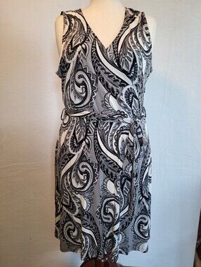 NWT Sleeveless Black & White Paisley Wrap Dress Size XL